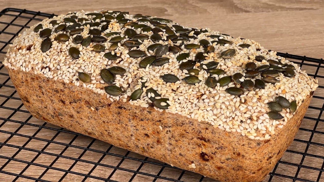 Pan plano keto de almendra y coco con tomates secos