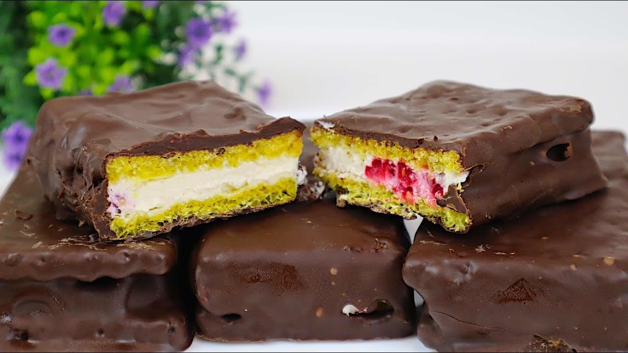 Bocados de crema y frutos rojos sobre tortitas de maíz sin gluten