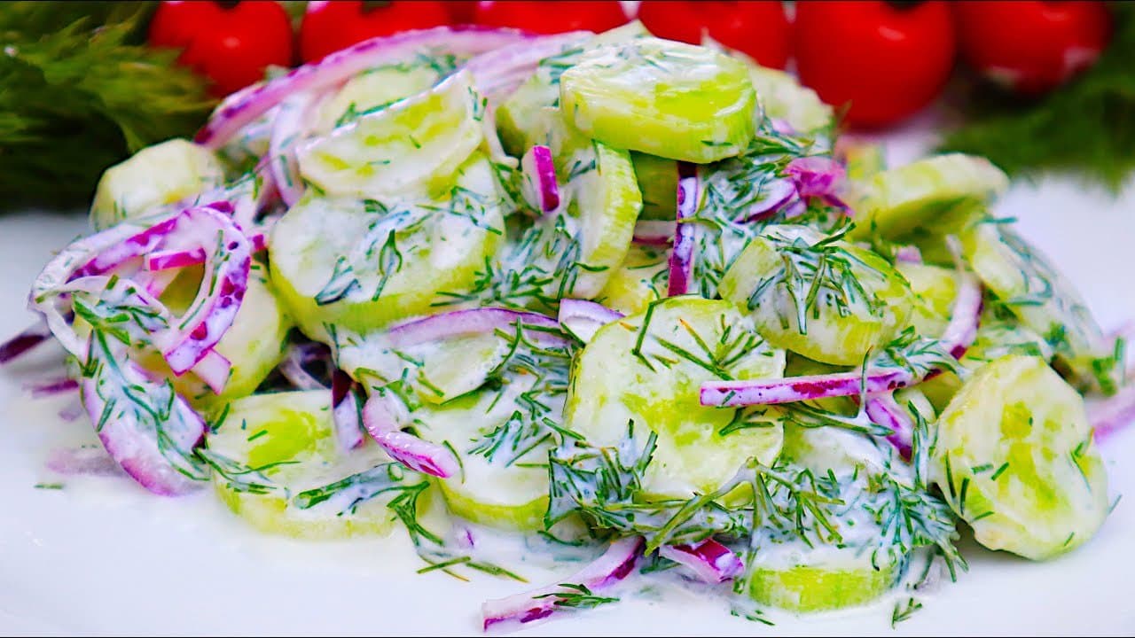 Ensalada rápida de pepino y eneldo con crema agria, de la abuela