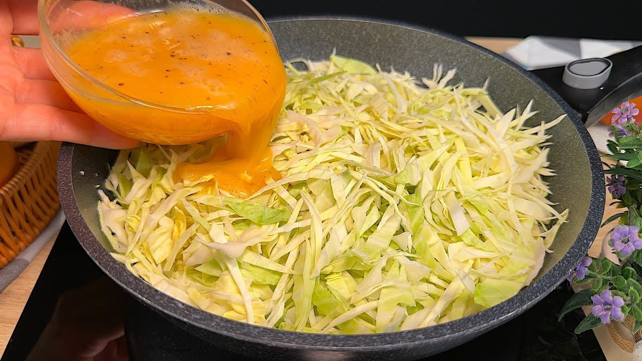Eiweißreiches Kohl-Ei-Omelett aus der Pfanne