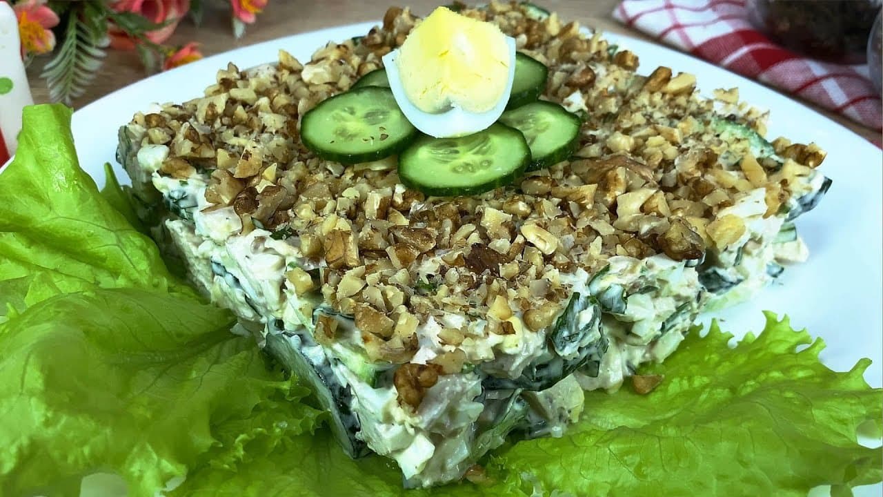 Ensalada de pollo y nueces alta en proteínas en 5 minutos sin mayonesa