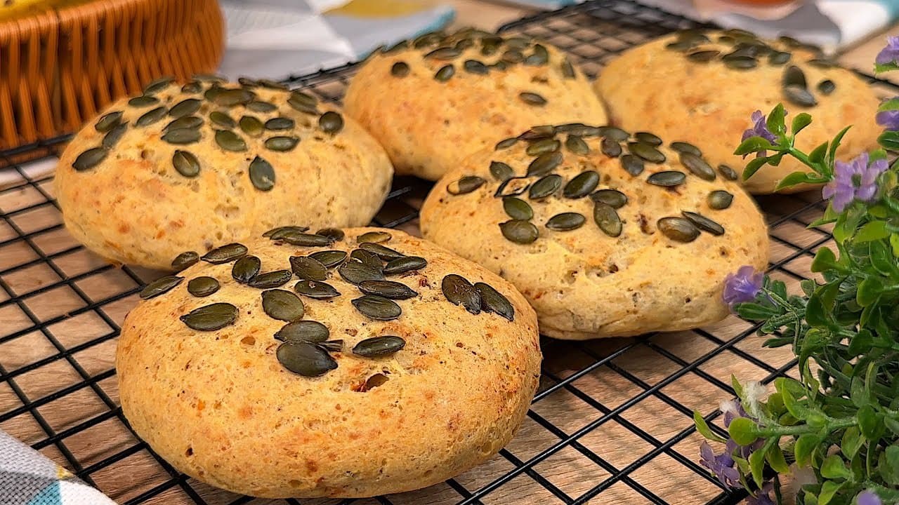 Panecillos de requesón con tomate y hierbas altos en proteínas