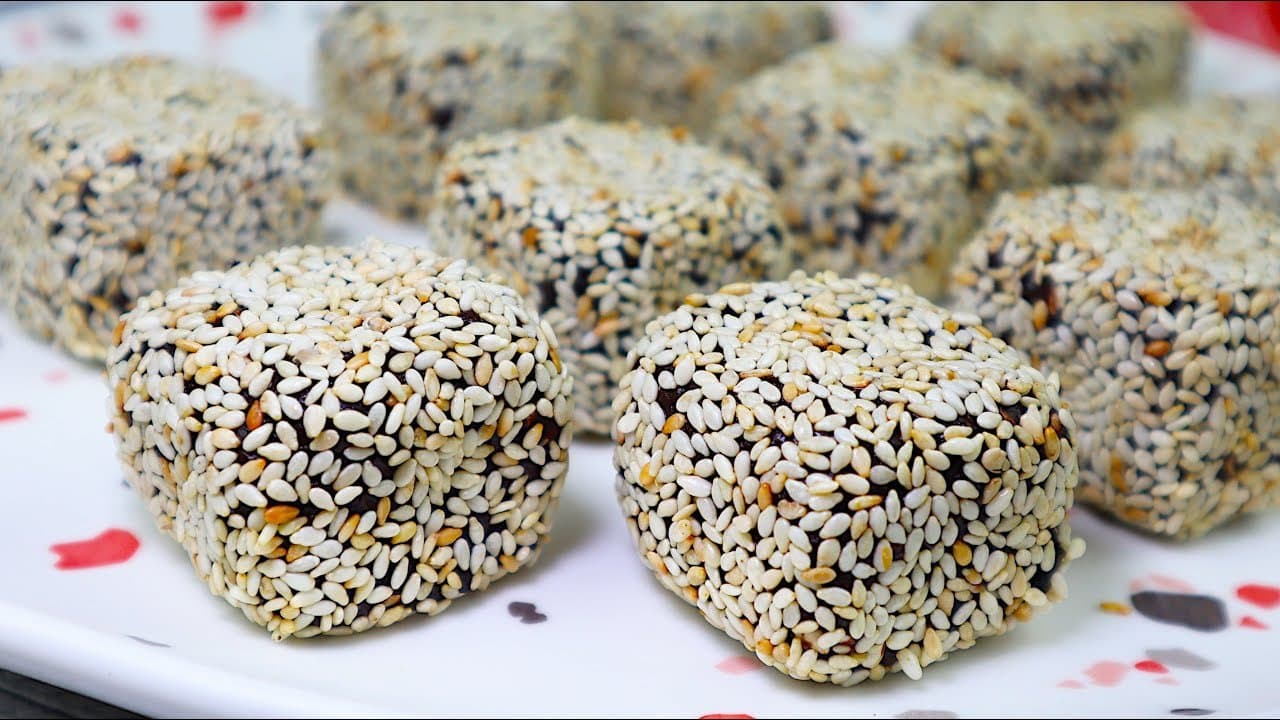 Trufas sin horno de ciruela pasa, nueces, chocolate y sésamo