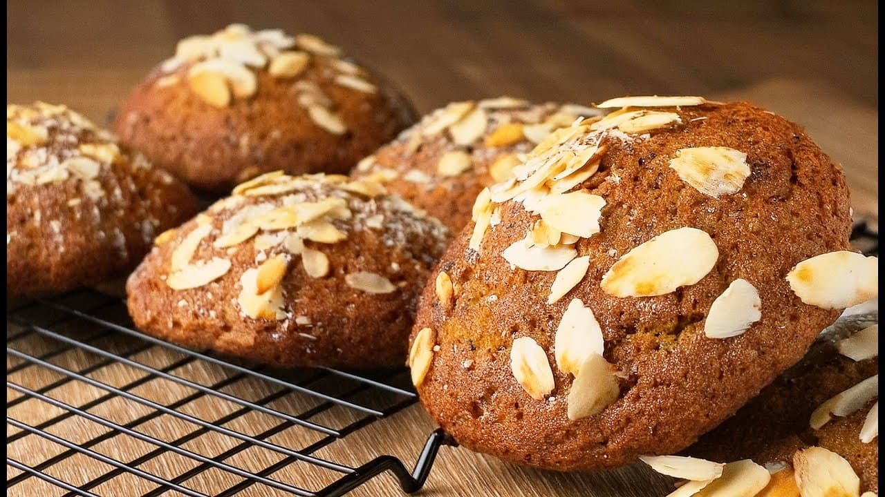 Petits pains cétogènes aux amandes et sirop de grenade