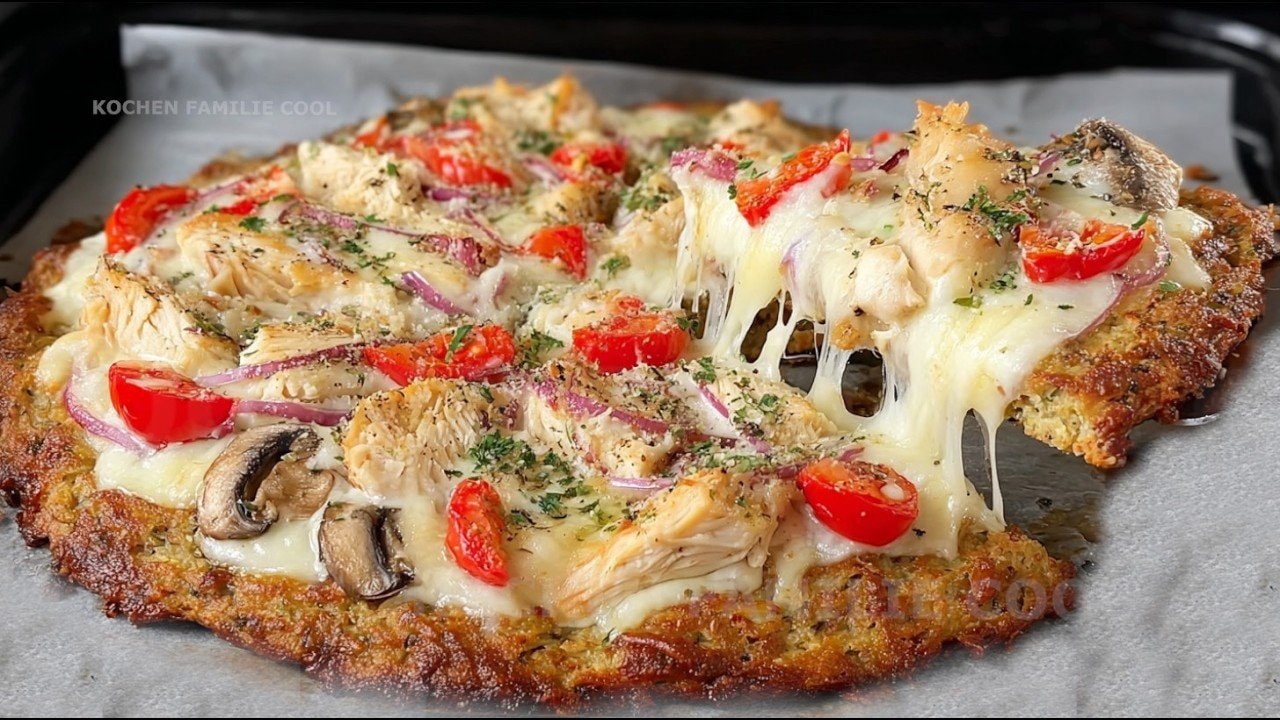 Eiweißreiche Zucchini-Pizza mit Hähnchen & Mozzarella — Saftiger Zucchini-Pizzaboden mit griechischem Joghurt und Flohsamenschalen, bele