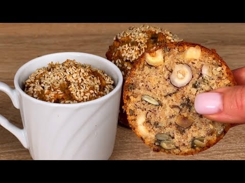 Hafer-Frühstücksbrot in Tassen — Mehlfreies Haferbrot in Porzellantassen gebacken mit Haselnüssen, Kefir und ital