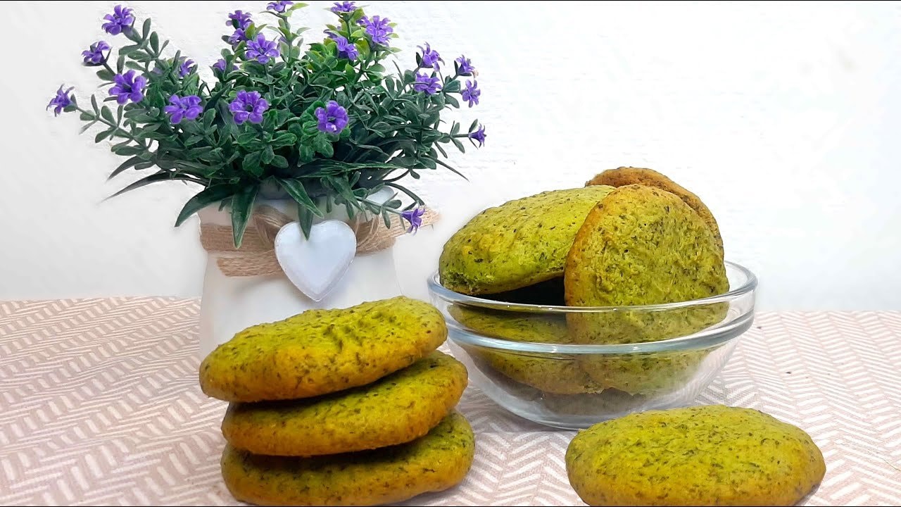 Butterkekse mit frischer Minze und weicher Krume — Zarte Kekse mit frischen Minzblättern, die in einen Butterteig eingemixt und mit