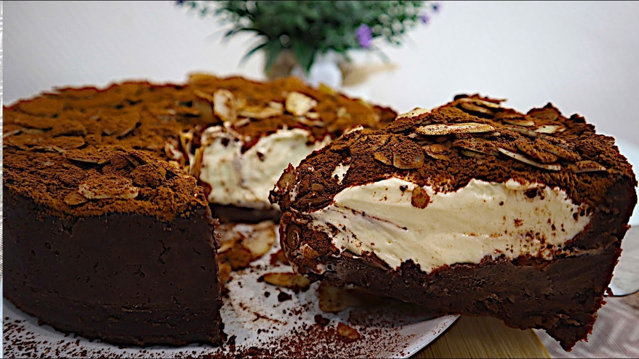 Cremige Saure-Sahne-Torte ohne Backen (ohne Gelatine) — Eine cremige Saure-Sahne-Torte auf einem Keksbröselboden, ohne Ofen und ohne Gel