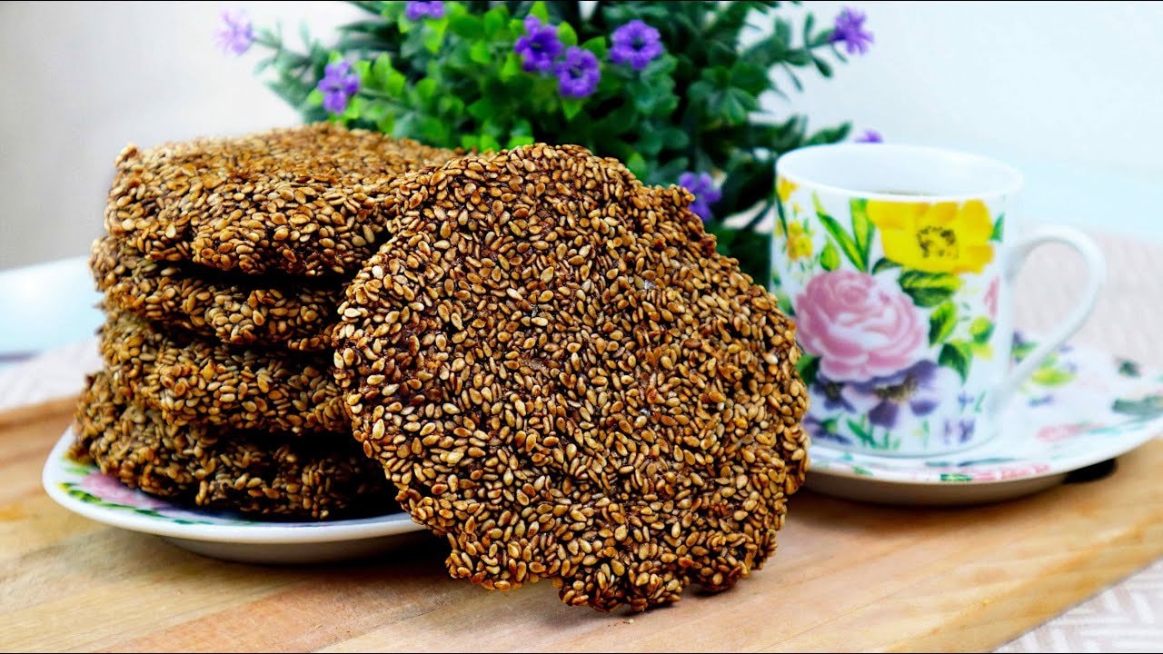 Glutenfreie Sesam-Kakao-Kekse aus 4 Zutaten — Knusprige mehlfreie Kekse aus Sesam, einer Spur Kakao und einem einzigen Eiweiß.