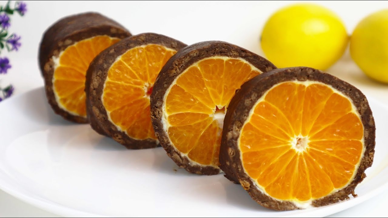 Mandarinen-Ricotta-Roulade ohne Backen mit Kakao-Hülle — Eine Roulade ohne Backen aus pürierten Keksen, Banane und Kakao, gefüllt mit ein