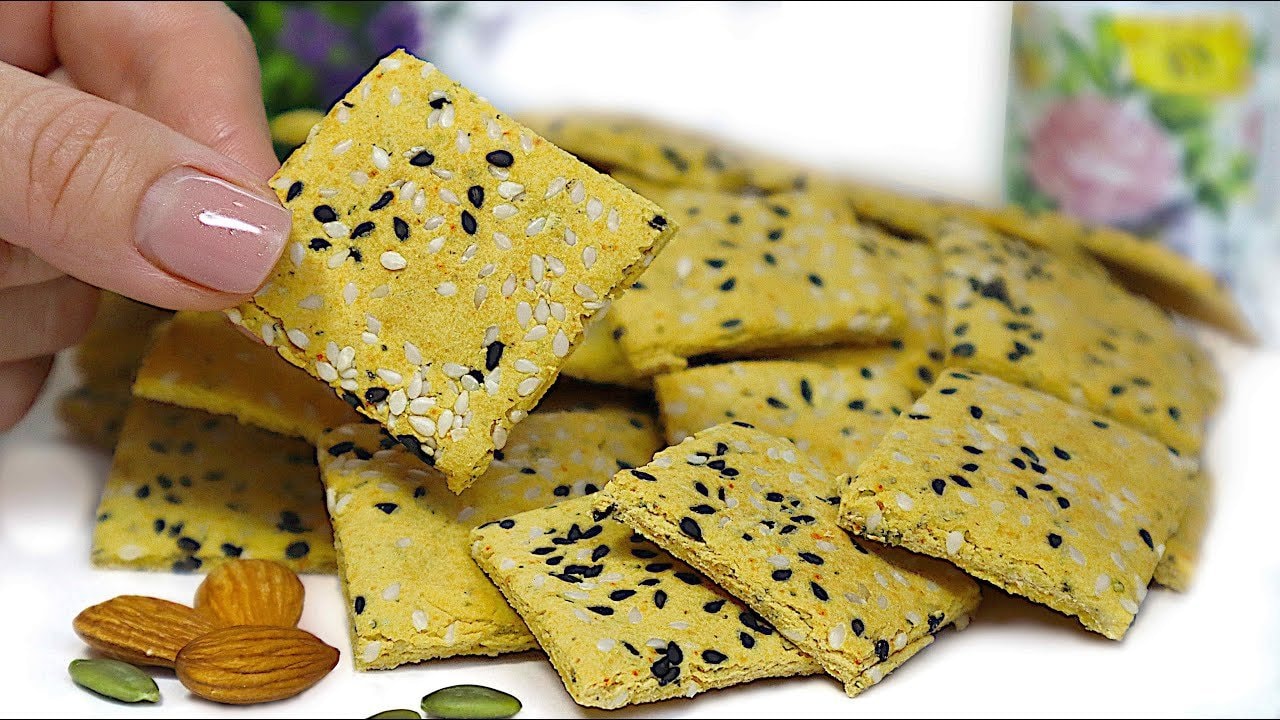 Glutenfreie herzhafte Maisgrieß-Cracker mit Kräutern — Herzhafte Maisgrieß-Cracker mit Oregano, Paprikapulver und Sesam. Ein hervorrage