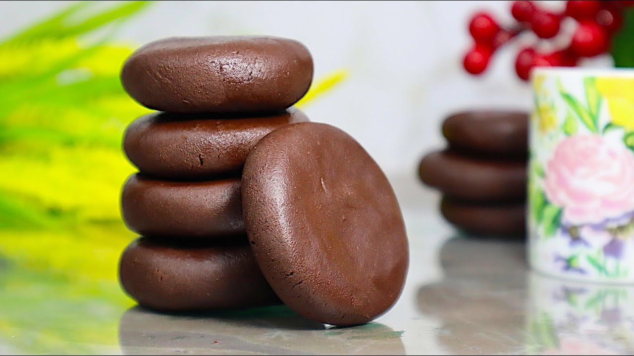 Kakao-Trüffel ohne Backen aus 2 Zutaten (ohne Zuckerzusatz) — Intensive No-Bake-Trüffel aus nur Kakaopulver und einem zuckerfreien Sirup, für 