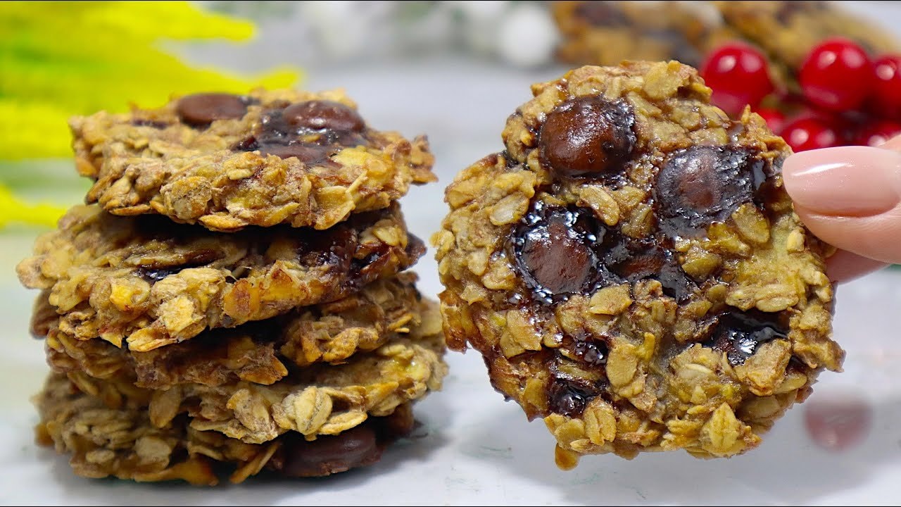 Vegan 3-Ingredient Oat Banana Chocolate Cookies — Wholesome breakfast cookies built on mashed bananas, oat flakes and a touch of c