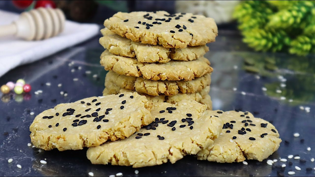 Eifreie vegane Mürbeteigkekse in 15 Minuten — Knusprige Mürbeteigkekse aus Reis- und Maismehl, mit Sirup gesüßt und mit Kokosr