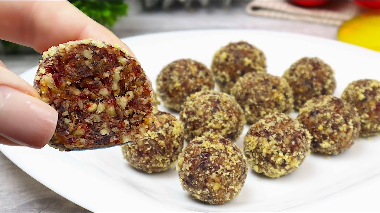 Bocaditos de nueces, arándanos rojos y dátiles (3 ingredientes) — Nueces tostadas trituradas con dátiles blandos y arándanos rojos secos, rebozada