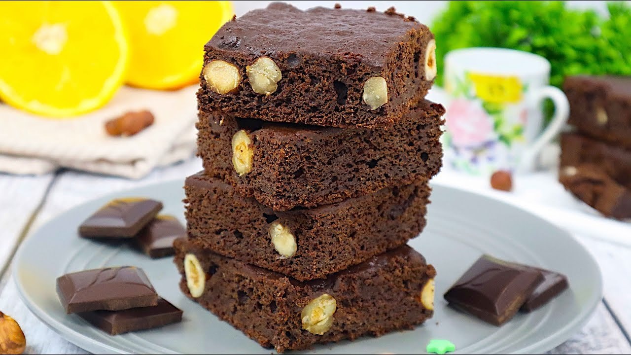 Glutenfreier amerikanischer Schokoladen-Brownie ohne Zucker — Saftiger Zartbitter-Brownie mit Apfelmus, Dattelsirup, Kokosmilch und gerösteten