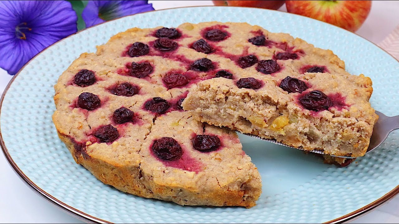 Gâteau aux pommes et noisettes végane (sans gluten, sans œuf) — Gâteau tendre à la farine de riz avec noisettes grillées, pomme fraîche, raisins
