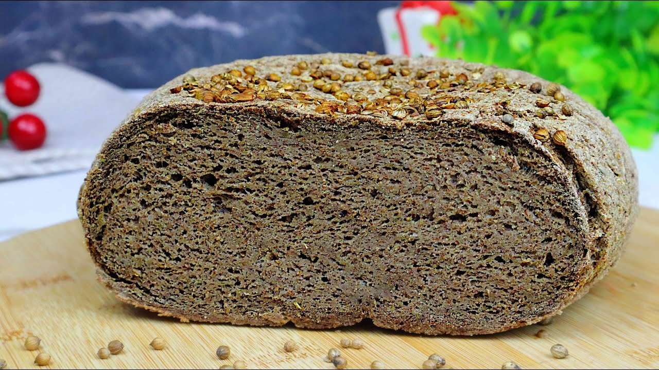 Hefefreies Saaten-Buchweizenbrot, glutenfrei — Rustikales glutenfreies Brot aus einer Mischung von grünem Buchweizen-, Mais- un