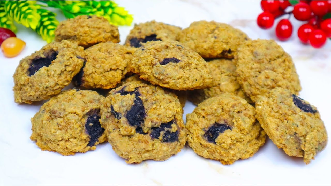 Vegane Heidelbeer-Hafer-Kekse, glutenfrei und eifrei — Weiche Haferkekse mit Reismehl, Kokosmilch, Chia-Ei und einer Tasche gefrorener 
