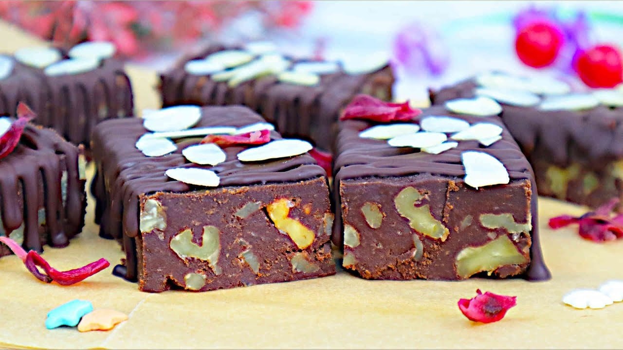Schokoladen-Bananen-Agar-Kuchen, vegan und glutenfrei — Glänzender Bananen-Schokoladen-Mousse-Kuchen, gebunden mit Agar-Agar, auf einer 