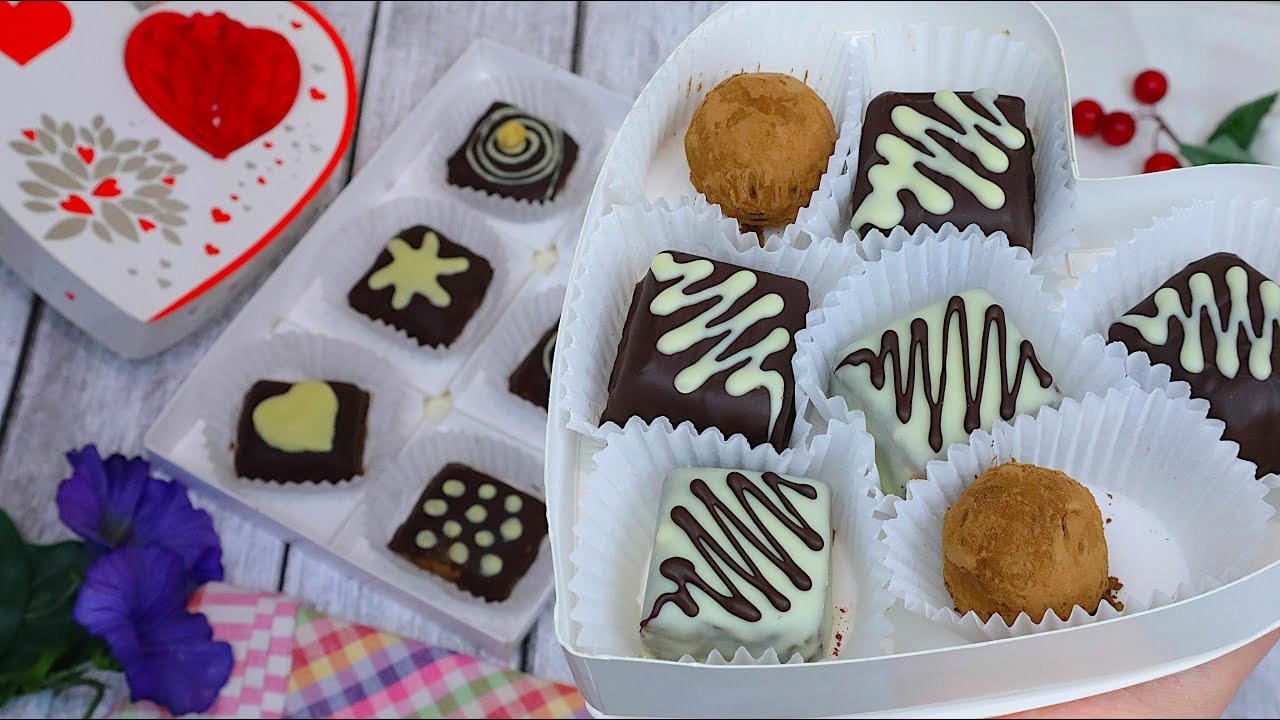 Cashew-Carob-Konfekt mit Schokoladen-Fudge-Würfeln — Duo für die Geschenkbox: geröstete Cashew-Happen, in Carob gewälzt und in Zartbi