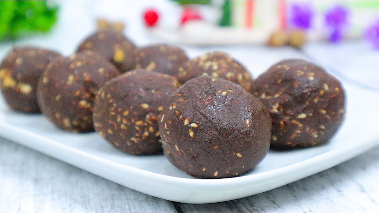 No-Bake Sesame Cashew Chocolate Truffles — Chocolate truffles made from melted dark chocolate, soaked dates, sunflower seed