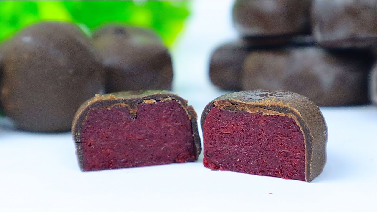 Kirsch-Schokoladen-Bonbons ohne Backen, vegan und glutenfrei — Gefrorene Kirsch-Agar-Kerne, getaucht in eine Glasur aus Kakao und Kokosöl. Fruc