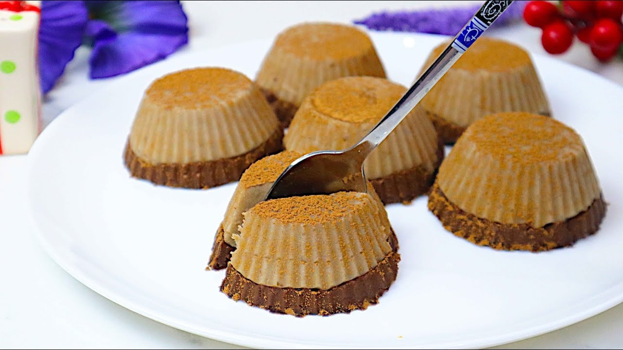 Pudding végétalien banane-agar avec volutes de cacao — Pudding végétalien soyeux pris à l'agar-agar, au lait d'avoine et à la purée de 