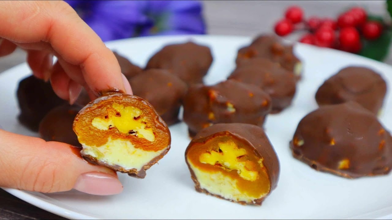 Bouchées abricot-noix à 3 ingrédients (sans sucre) — Abricots secs tendres farcis de noix torréfiées, trempés dans du chocolat blanc 