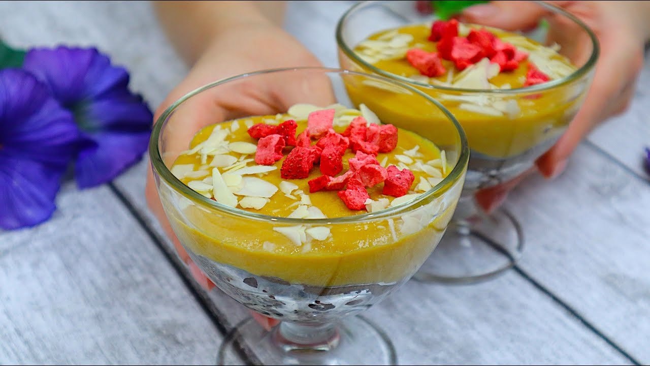 Verrines chocolat-avocat-abricot à étages sans cuisson — Verrines soyeuses à étages : base chocolat-noix, cœur avocat-banane-cacao et crè
