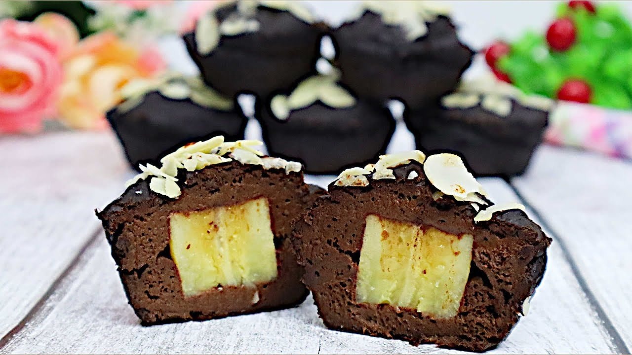 Mehlfreie Bananen-Kakao-Muffins, glutenfrei und eifrei — Weiche Schokoladenmuffins aus reifen Bananen und Kakao, püriert mit einem Hauch 