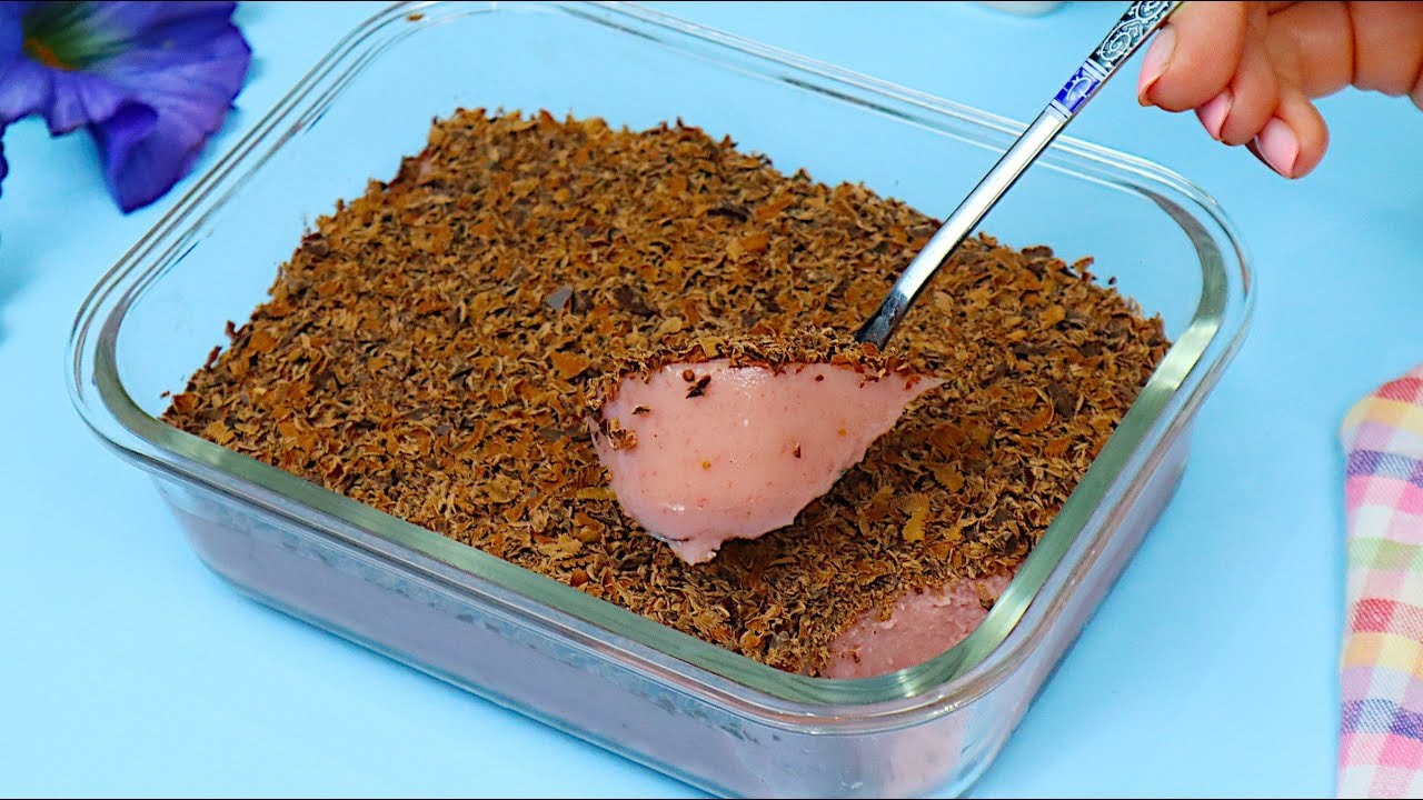 Veganer Erdbeer-Bananen-Pudding, glutenfrei — Seidiger Pudding vom Herd, püriert aus Banane, aufgetauten Erdbeeren, Speisestär