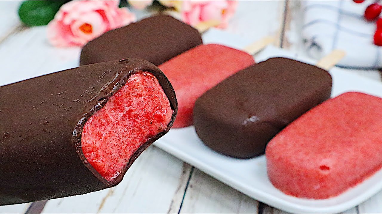 Erdbeer-Bananen-Schokoladen-Eis am Stiel aus 2 Zutaten — Gefrorene Eis-Sticks, püriert aus reifer Banane und Erdbeeren, getaucht in gesch