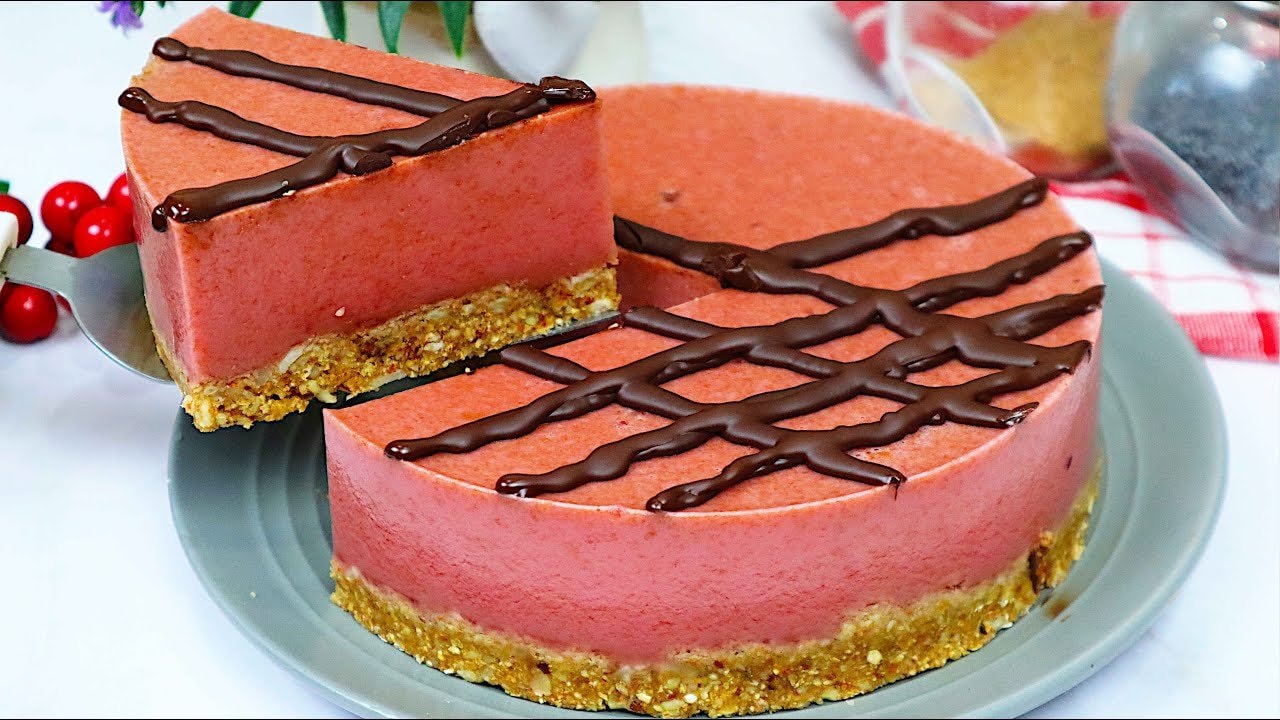 Tarte cerise-amande-dattes sans cuisson (sans gluten) — Tarte cerise réfrigérée sur une base amandes-avoine-dattes grillée, coiffée d'un