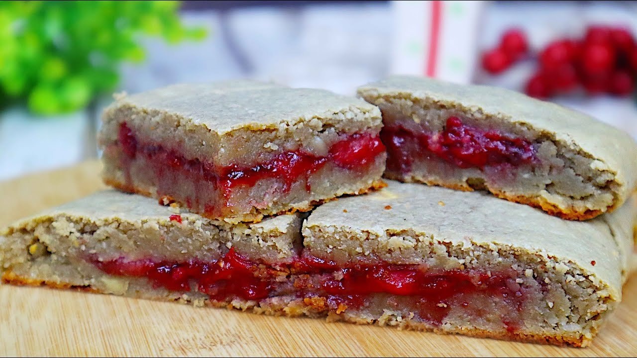 Gefüllte Cashew-Erdbeer-Kekse, vegan — Weiche glutenfreie Kekse aus pürierten Cashewkernen und Banane, gefüllt mit eine