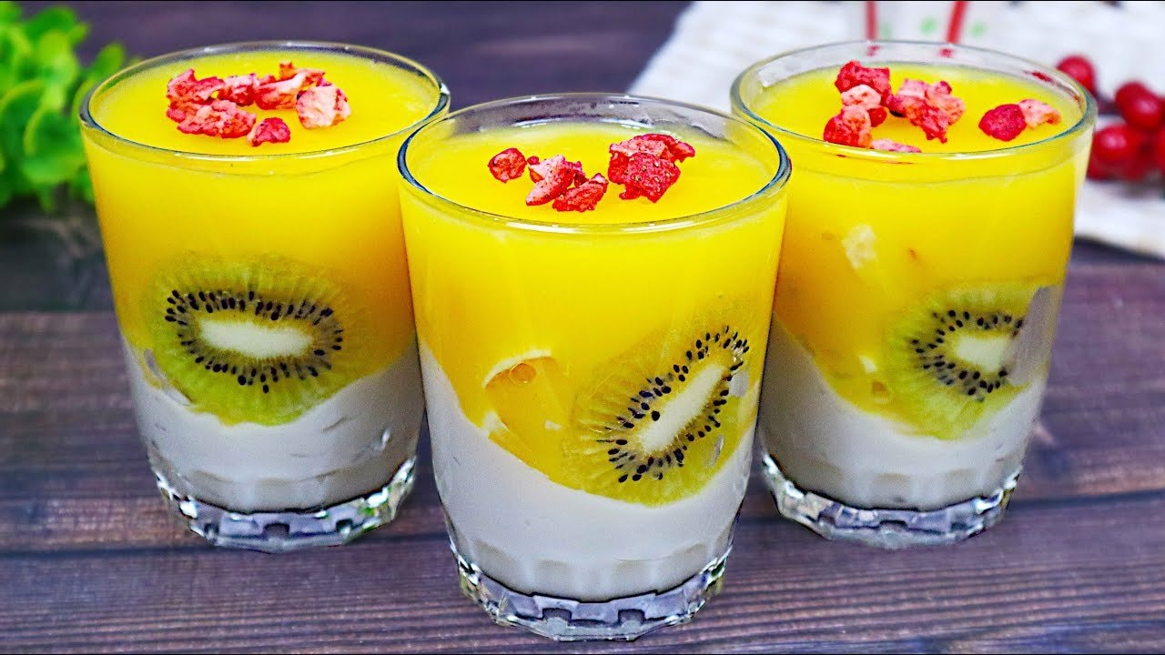 Vegane Orangen-Mandel-Panna-Cotta im Glas, glutenfrei — Schräg geschichtete Panna Cotta aus Mandelmilch mit Vanille, belegt mit frischem