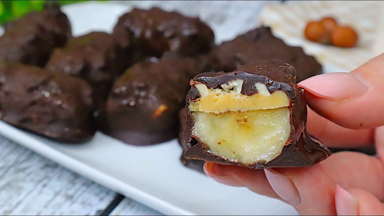 Bouchées banane-cacahuète au chocolat sans cuisson — Morceaux de banane congelés enrobés de beurre de cacahuète et de cacahuètes gril