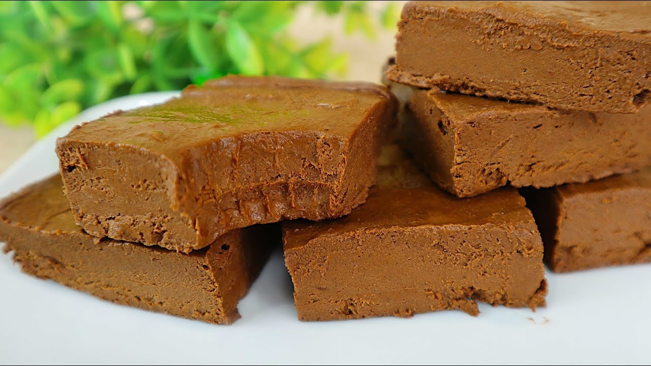 Gefrorener Bananen-Kakao-Fudge aus 5 Zutaten — Schneller Mixer-Fudge aus zwei reifen Bananen, geschmolzenem Kokosöl, Kakao, Van