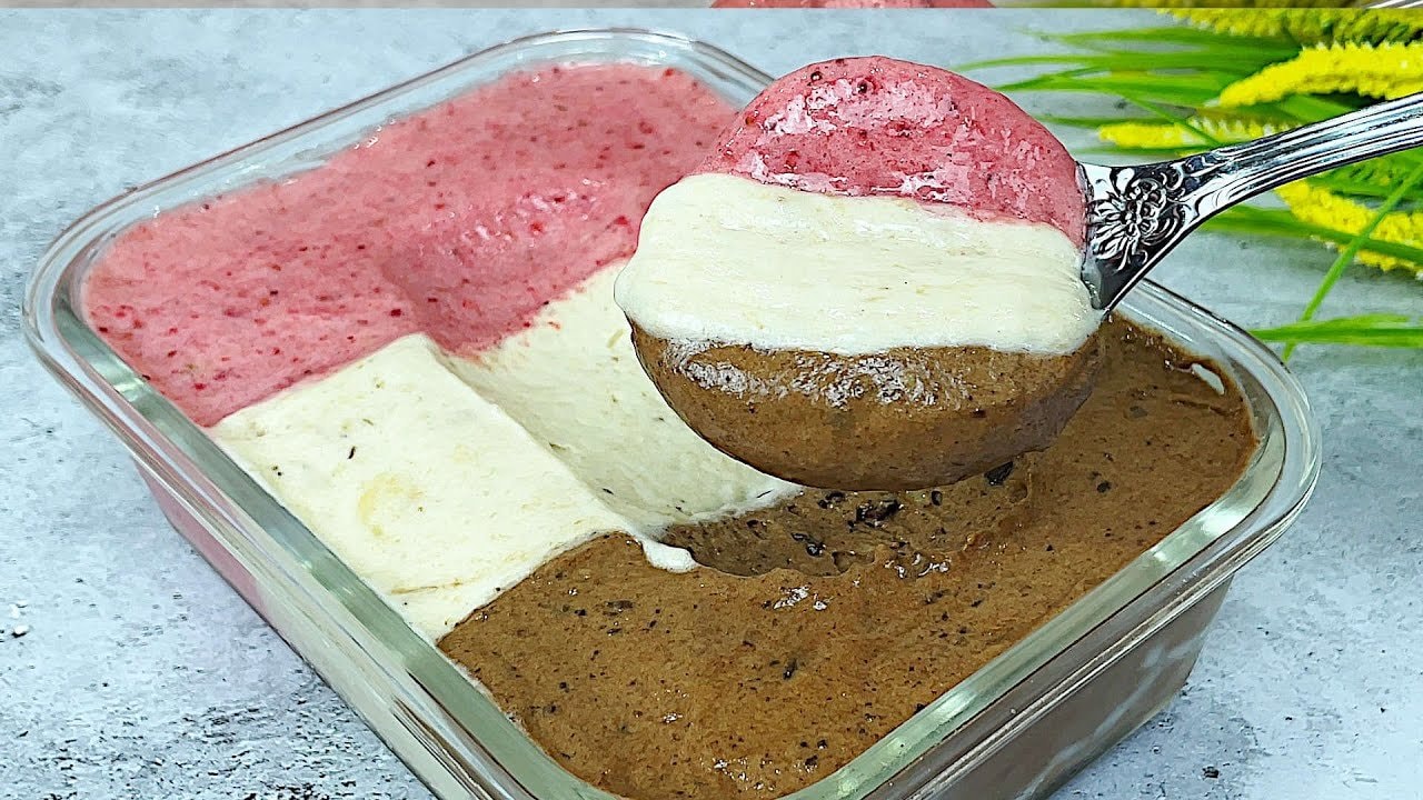 Nice cream fraise-banane (sans sucre, végane) — Banane congelée mixée en nice cream façon soft serve avec fraises, miel et cacao
