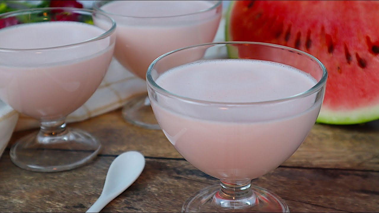 Panna Cotta mit Wassermelone und Sahne, ohne Backen — Seidige Sommer-Panna-Cotta mit pürierter Wassermelone und Honig, mit Gelatine in