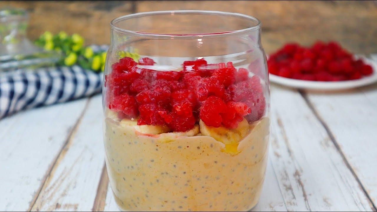 Tarros de avena overnight con chía, mantequilla de cacahuete y plátano (sin azúcar) — Avena overnight cremosa en capas en un tarro con kéfir, chía, mantequilla de cac