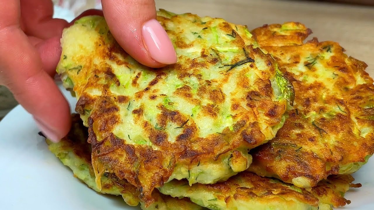 Glutenfreie Zucchini-Puffer mit Knoblauch-Dill-Creme — Luftige Zucchini-Puffer mit Reismehl und Ei, in Pflanzenöl goldbraun gebraten un