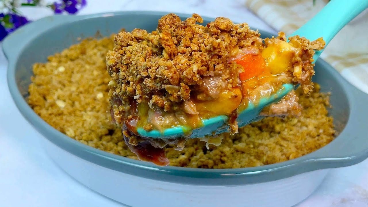 Cobbler pêche-banane à l'avoine sans sucre — Cobbler estival avec une couche de tranches de pêche et de banane, surmonté d'un