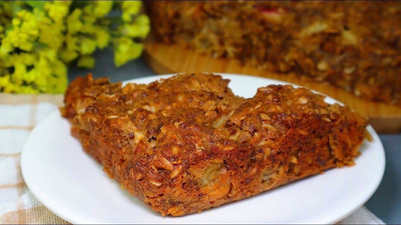 Gâteau du petit-déjeuner pêche-chia sans farine — Gâteau sans farine moelleux à base de flocons d'avoine, farine d'avoine, œuf de 