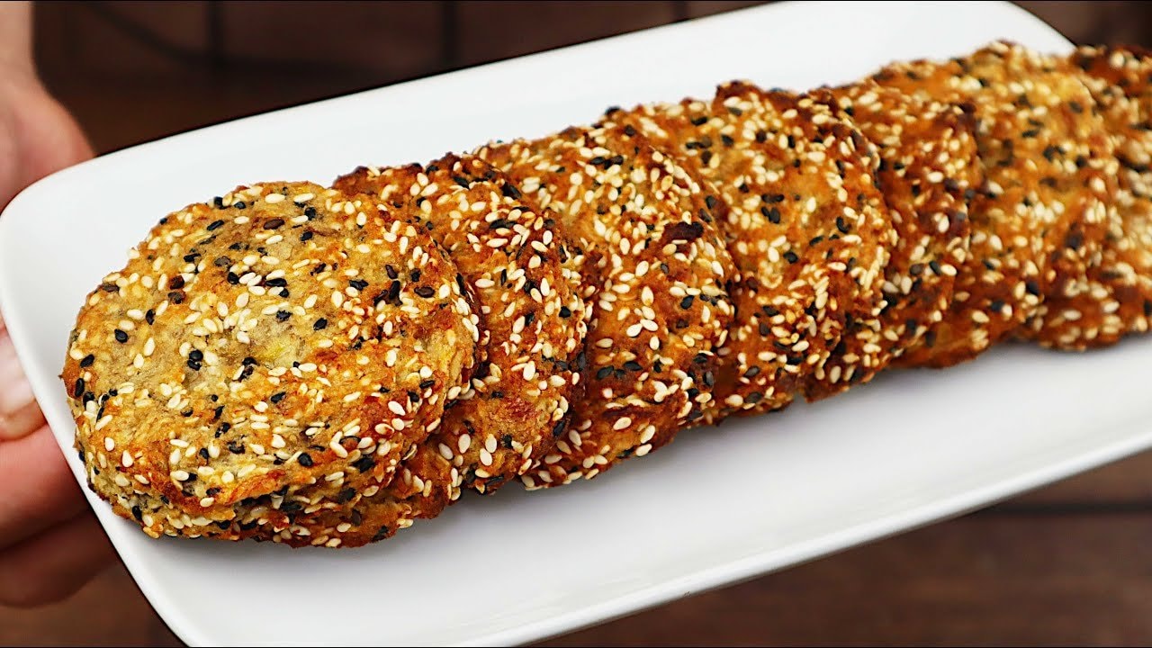 Bananen-Schwarz-Weiß-Sesam-Butter-Kekse — Weiche mehlfreie Kekse mit zerdrückter Banane, schwarzem und weißem Sesam, Butte
