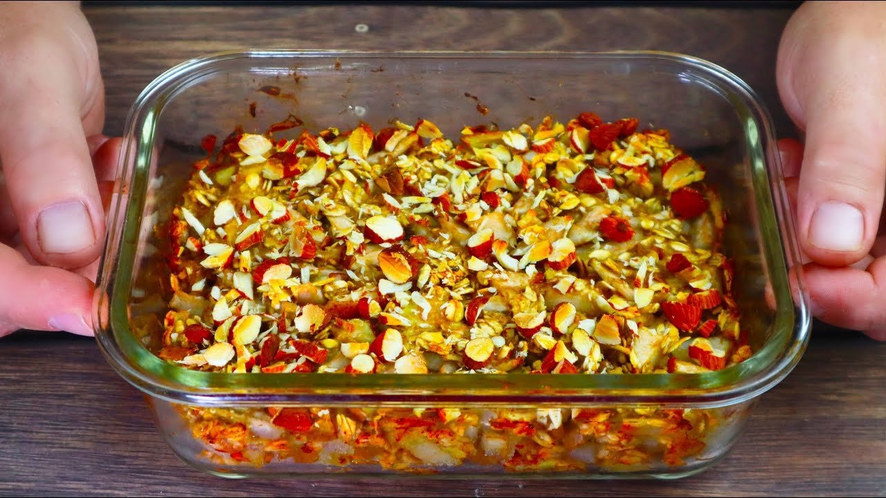 Gebackener Hafer-Bananen-Birnen-Mandel-Porridge — Herzhafter gebackener Porridge, gemixt aus reifen Bananen, Birne und Haferflocke