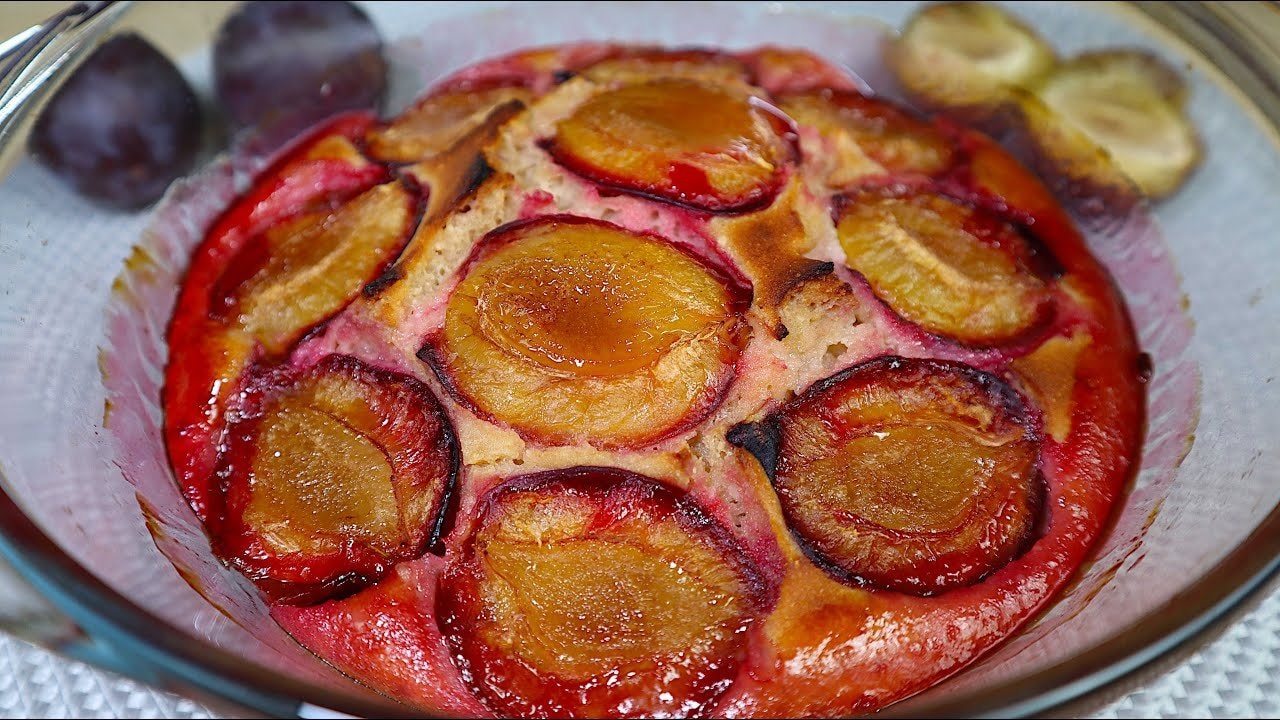 Glutenfreier Pflaumen-Mandel-Joghurt-Kuchen (ohne Zucker) — Zarter Pflaumenkuchen aus Mandel- und Reismehl, Joghurt und Erythrit. Duftend na