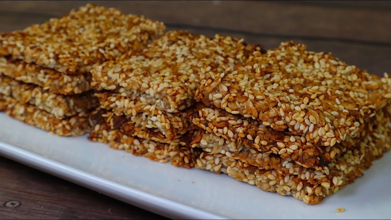 Barritas crujientes de plátano, sésamo y avena (sin azúcar, sin harina) — Barritas de avena crujientes extendidas finas y horneadas dos veces con plátano,