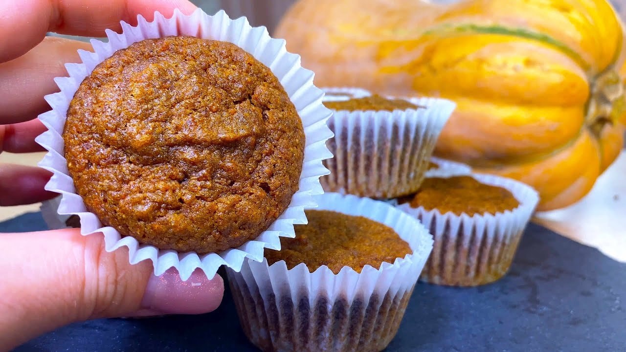 Glutenfreie Kürbis-Buchweizen-Muffins (ohne Zucker) — Weiche zart schmelzende Kürbismuffins mit grünem Buchweizenmehl und einem Spritz