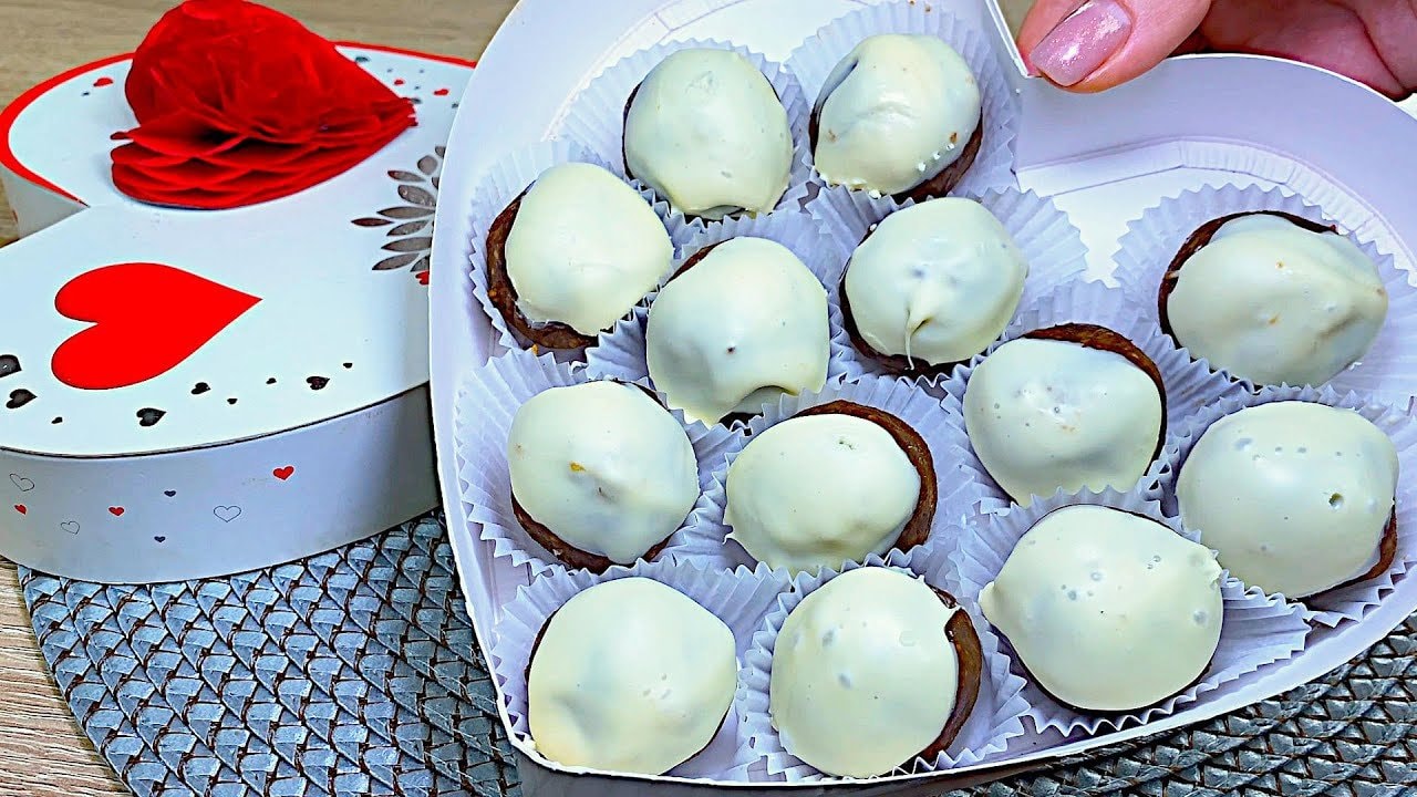 Truffes potiron, dattes, amandes et chocolat blanc — Truffes sans cuisson mêlant potiron cuit, dattes, zeste d'orange et amandes, ter